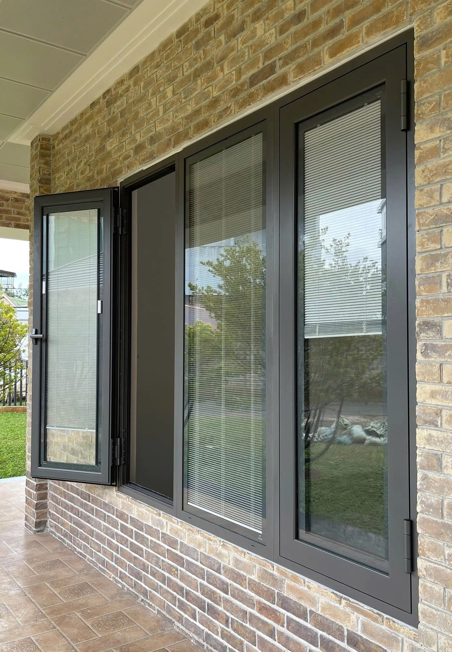 cửa sổ 3 cánh nhôm xingfa