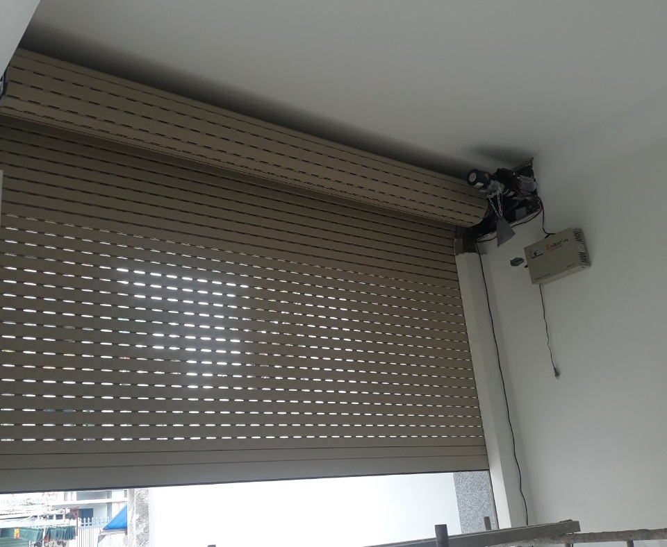 cửa cuốn khe thoáng tự động